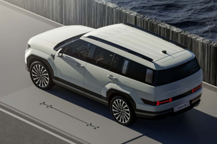 Theo TheKoreanCarBlog, chính việc thay đổi thiết kế quá nhanh và có phần gây tranh cãi đã khiến Hyundai SantaFe thế hệ mới bị mất đi phần lớn khách hàng tiềm năng.