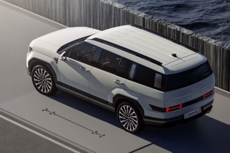 Theo TheKoreanCarBlog, chính việc thay đổi thiết kế quá nhanh và có phần gây tranh cãi đã khiến Hyundai SantaFe thế hệ mới bị mất đi phần lớn khách hàng tiềm năng.