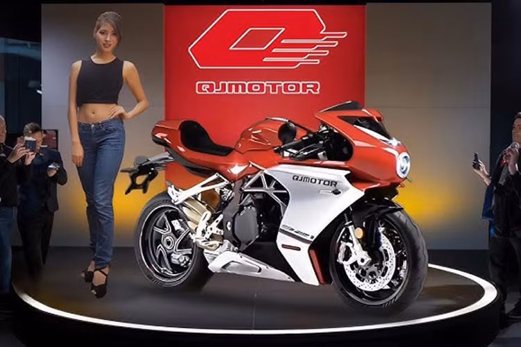Những hình ảnh ra mắt mới đây tại Trung Quốc cho thấy một chiếc xe thoạt nhìn có vẻ là một phiên bản mới của MV Agusta Superveloce sau 800 và 1000. Nhưng trên thực tế, đây lại là mẫu xe môtô QJ SRK 921 SV của hãng QJ Motor - công ty mẹ của Benelli. 