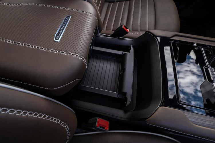 Bảng điều khiển mới được thiết kế lại hoàn toàn với các hốc gió được định hướng theo chiều dọc ở hai bên màn hình. Màn hình điều khiển kỹ thuật số được đặt trong một khung hình chữ Y kết hợp với một hàng nút ở chân màn hình lớn dành cho các tính năng sử dụng thông thường. GMC không trang bị cho Yukon công nghệ mới để nâng cấp màn hình.