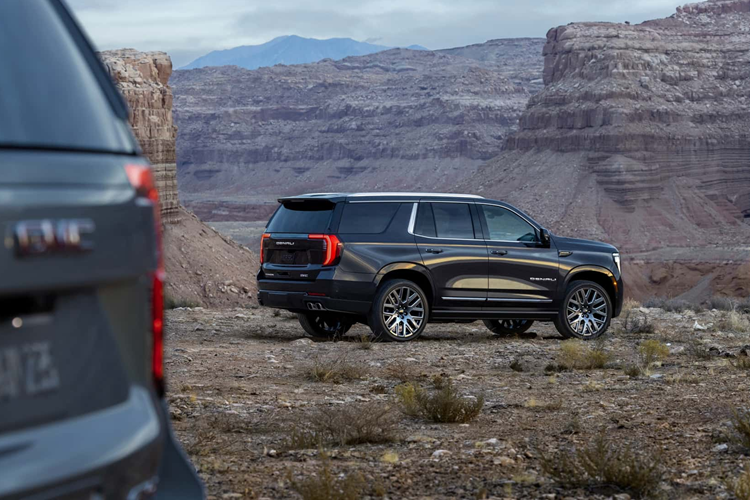 GMC Yukon 2025có phần đèn chiếu sáng xếp chồng mới được bao quanh bởi đèn chạy hình chữ C lớn hơn, tất cả đều nằm dọc theo lưới tản nhiệt. Theo Duncan Aldred, phó chủ tịch toàn cầu của Buick và GMC cho biết: “Sau GMC Acadia hoàn toàn mới và GMC Terrain thế hệ tiếp theo, việc ra mắt bổ sung thêm GMC Yukon 2025 cập nhật sẽ hoàn thiện dòng SUV được thiết kế lại của GMC”.