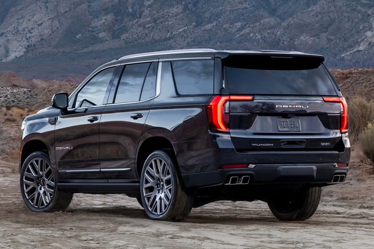 Trên phiên bản 2025, Yukon có thêm biến thể AT4 Ultimate. Đúng như tên gọi, đây chính là phiên bản cao cấp nhất của AT4 với những tiện ích sang trọng như ghế bọc da và ốp gỗ độc quyền. AT4 Ultimate còn có tấm ốp phía trước, trang bị bộ mâm xe 20 inch và hệ thống treo khí nén có thể nâng lên thêm.