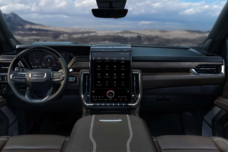 Màn hình mới được trang bị tiêu chuẩn trên các phiên bản và còn một màn hình ngang 8,0 inch tùy chọn dành cho hành khách ở hàng ghế thứ hai để người dùng ngồi phía sau có thể dễ dàng tùy chỉnh nhiều tính năng hơn.