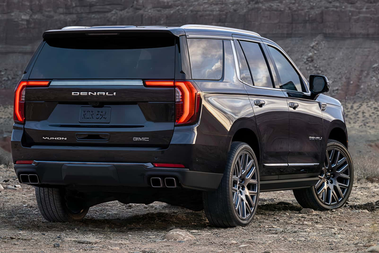 Denali Ultimate vẫn là phiên bản hàng đầu với bộ mâm xe 24 inch đồ sộ, hệ thống âm thanh nổi Bose 22 loa, các chi tiết trang trí bằng gỗ và Chrome xuyên suốt nội thất và ghế trước có chức năng massage 16 hướng. Về kiểu dáng bên ngoài, mẫu xe sở hữu những thay đổi rất tinh tế.