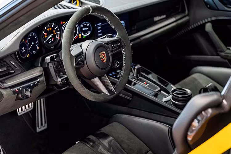 Điểm mạnh của Porsche 911 Dakar chính là việc khoảng sáng gầm cao hơn 50 mm và có thể tăng thêm 30 mm nữa ở chế độ High Level. Đây là chế độ phục vụ việc chạy off-road, được kích hoạt thông qua núm xoay trên vô lăng, điều này giúp Porsche 911 Dakar có thể bay qua các gờ giảm tốc cao, ổ gà mà không lo bị cạ gầm.