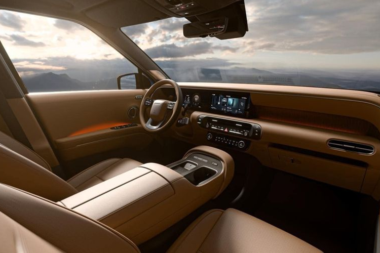 Hàng ghế thứ hai có thể tùy chỉnh với ghế độc lập hoặc ghế tách rời. Trong khi đó, hàng ghế thứ ba được trang bị tính năng sưởi, chỉnh điện. Người dùng có thể điều chỉnh qua các nút bấm tích hợp ở tappi tạo sự tiện nghi tối đa.