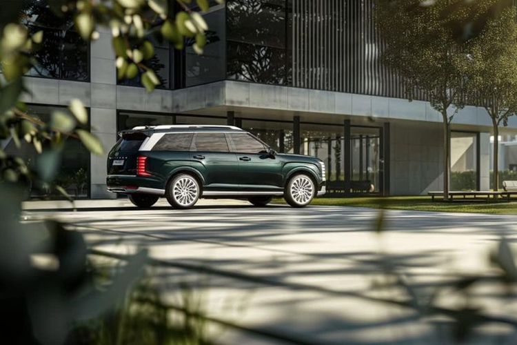 Phần đầu xe nổi bật với dải LED ban ngày được thiết kế dạng dọc màu bạc nằm ở hai bên, tạo nên hiệu ứng ánh sáng độc đáo. Ở giữa là cụm lưới tản nhiệt lớn vuông vắn được bao quanh bởi cụm đèn chính nhỏ gọn. Khu vực nắp capo cũng được thiết kế góc cạnh hơn với đường gân hình chữ "U" nối liền với viền lưới tản nhiệt.