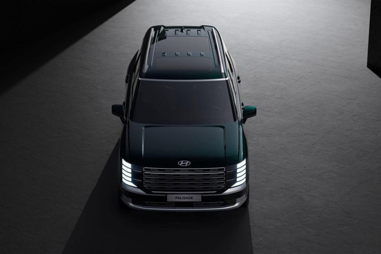 Sở dĩ khách hàng đổ xô mua Hyundai Palisade 2025 bản hybrid là do bản này có mức tiêu thụ nhiên liệu theo công bố là 14 km/L (7,14 L/100 km), tiết kiệm hơn đáng kể so với phiên bản chạy xăng ở mức khoảng 9 km/L (11,11 L/100 km). Hyundai Palisade 2025 có ngoại thất được lột xác hoàn toàn so với thế hệ tiền nhiệm.