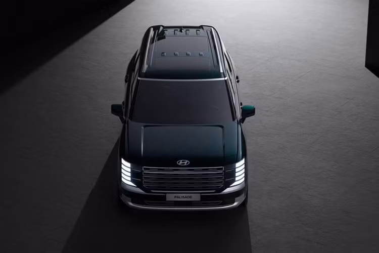 Sở dĩ khách hàng đổ xô mua Hyundai Palisade 2025 bản hybrid là do bản này có mức tiêu thụ nhiên liệu theo công bố là 14 km/L (7,14 L/100 km), tiết kiệm hơn đáng kể so với phiên bản chạy xăng ở mức khoảng 9 km/L (11,11 L/100 km). Hyundai Palisade 2025 có ngoại thất được lột xác hoàn toàn so với thế hệ tiền nhiệm.