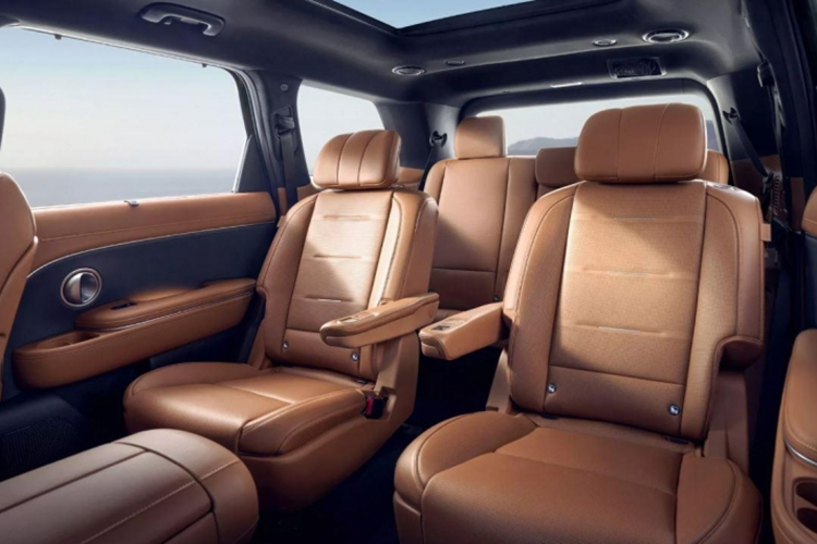 Khoang nội thất của Hyundai Palisade 2025 được cải tiến rộng rãi hơn đáng kể so với phiên bản tiền nhiệm do chiều dài cơ sở được tinh chỉnh. Khoang cabin của xe được trang bị nhiều tiện ích hiện đại như: bảng đồng hồ kỹ thuật số và màn cảm ứng giải trí đồng cỡ 12,3 inch; sạc không dây, cổng sạc USB, giá để cốc đôi.