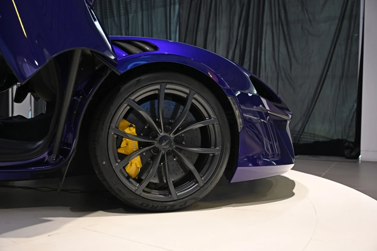 Bộ mâm tiêu chuẩn có kích thước 19 inch ở cầu trước và 20 inch ở cầu sau, đi kèm nhiều tùy chọn về thiết kế, màu sắc của mâm và kẹp phanh.