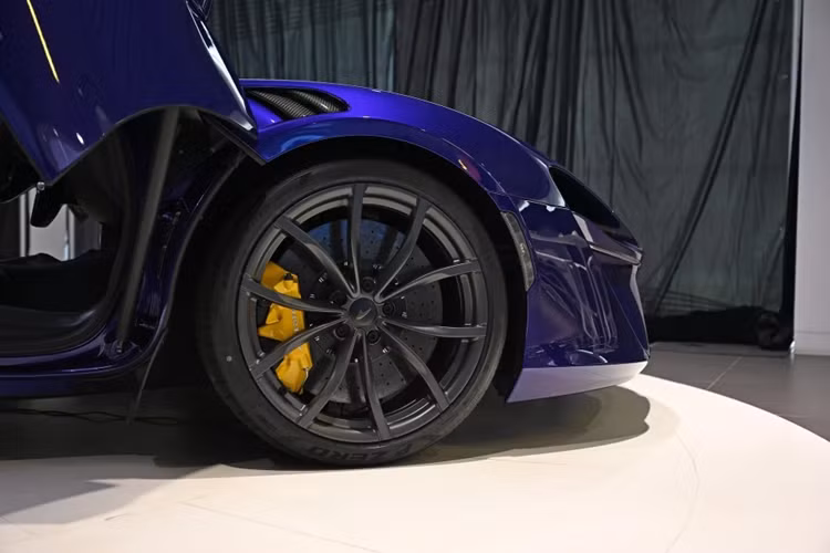 Bộ mâm tiêu chuẩn có kích thước 19 inch ở cầu trước và 20 inch ở cầu sau, đi kèm nhiều tùy chọn về thiết kế, màu sắc của mâm và kẹp phanh.