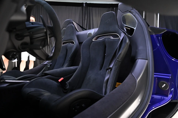 Xe vẫn được trang bị ghế tiêu chuẩn McLaren Clubsport, vừa mang những đặc tính thể thao của ghế đua bucket seat, vừa có thể điều chỉnh theo kích thước người sử dụng.