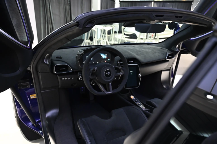 Nội thất của McLaren Artura Spider hoàn toàn tương đồng với biến thể coupe, bao gồm 3 phong cách khác nhau là Performance, TechLux và Vision.