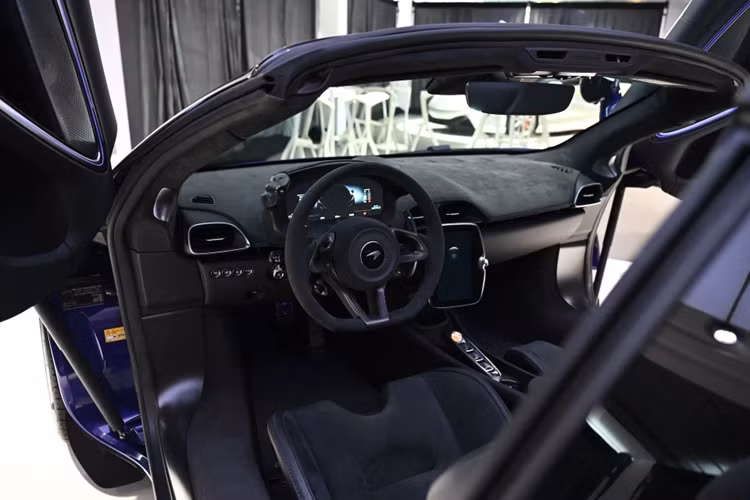 Nội thất của McLaren Artura Spider hoàn toàn tương đồng với biến thể coupe, bao gồm 3 phong cách khác nhau là Performance, TechLux và Vision.