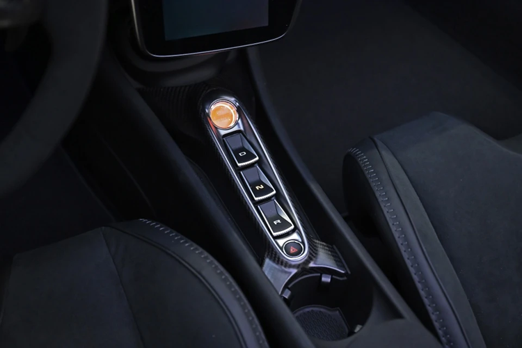 McLaren Artura Spider được trang bị V6 twin-turbo 3.0L mạnh 605 mã lực. Kết hợp cùng động cơ điện 95 mã lực, công suất tối đa mà siêu xe này đạt được là 700 mã lực.