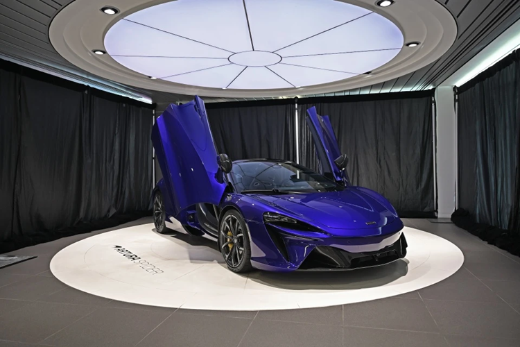 Tại Singapore, mức giá xe McLaren Artura Spider khởi điểm từ 1,3 triệu SGD (hơn 967.300 USD). Số tiền này chưa bao gồm các loại thuế phí khác cùng giấy chứng nhận quyền sở hữu (COE) đắt đỏ của đảo quốc này.