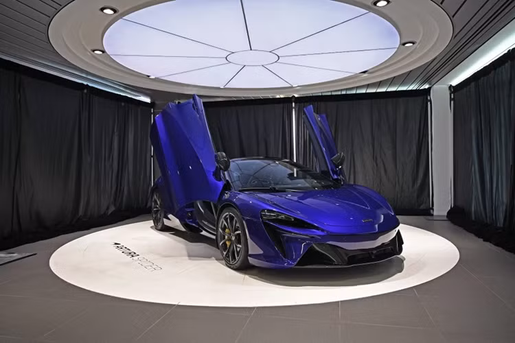 Tại Singapore, mức giá xe McLaren Artura Spider khởi điểm từ 1,3 triệu SGD (hơn 967.300 USD). Số tiền này chưa bao gồm các loại thuế phí khác cùng giấy chứng nhận quyền sở hữu (COE) đắt đỏ của đảo quốc này.