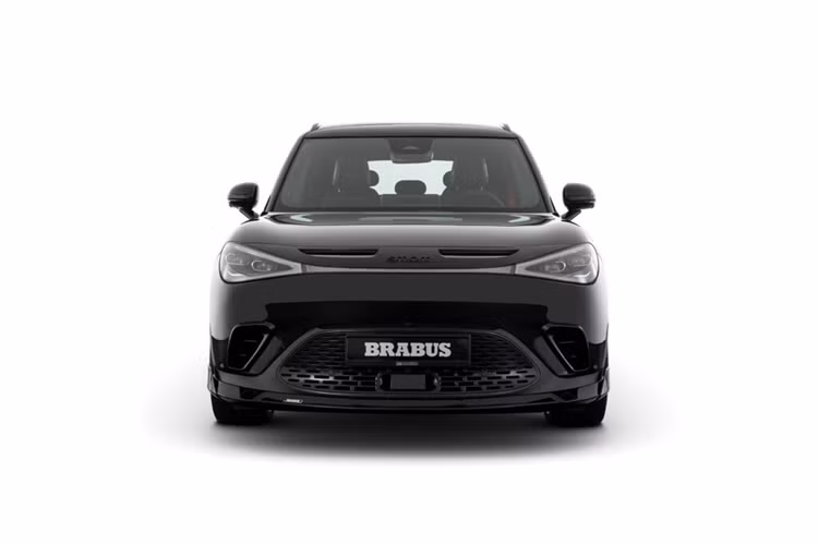 Chương trình Cá nhân hóa Brabus độ xe Smart #1 bắt đầu với gói khí động học nổi bật hơn được làm bằng polyurethane cao cấp. Ở phần cản trước, xe được trang bị bộ chia nổi bật hơn được kết hợp với trang trí mới cho cửa hút gió cản giúp làm giảm đáng kể lực nâng lên trục trước ở tốc độ cao.