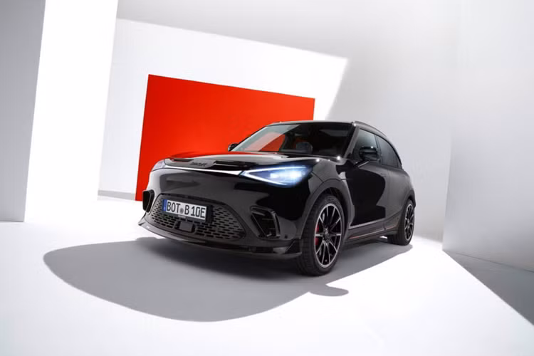 Xe cũng đồng thời được trang bị cánh gió sau lớn hơn và bộ khuếch tán mới ở phía sau mang nhãn hiệu Brabus. Mẫu xe cũng được nâng cấp với bộ mâm hợp kim Monoblock Z 19 inch mới phù hợp với kích thước của xe nguyên bản.