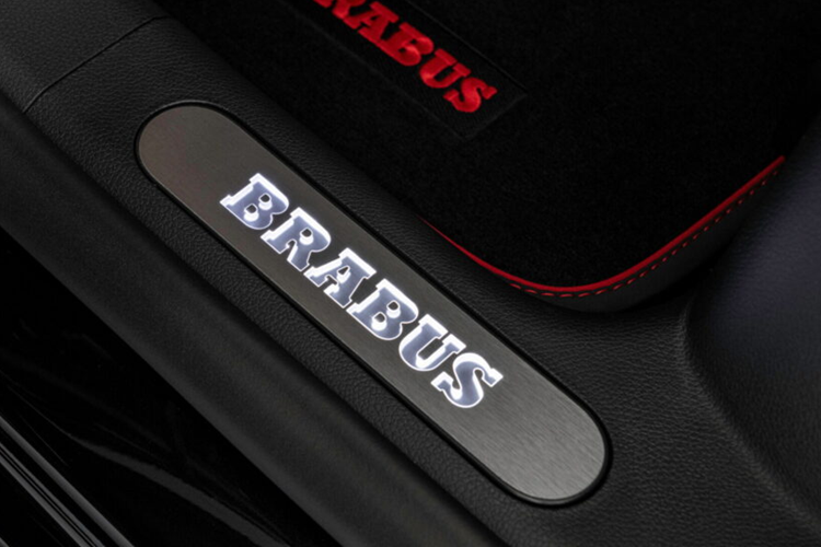 Xe cũng được lắp đặt thêm bộ thảm sàn và cốp xe có đường viền màu đỏ thể thao, phù hợp với các điểm nhấn trên phần còn lại của nội thất Brabus Smart #1.