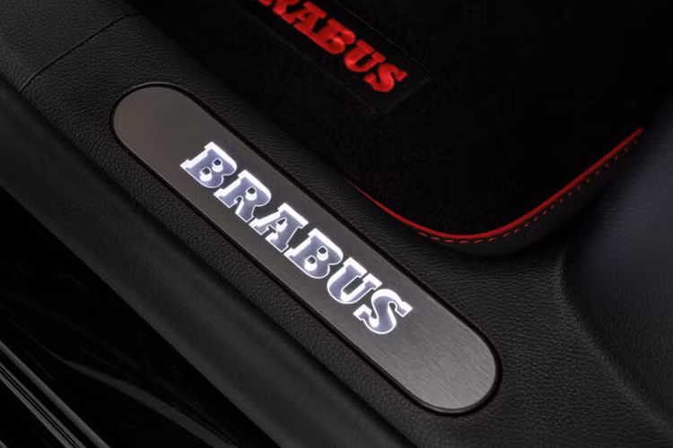 Xe cũng được lắp đặt thêm bộ thảm sàn và cốp xe có đường viền màu đỏ thể thao, phù hợp với các điểm nhấn trên phần còn lại của nội thất Brabus Smart #1.