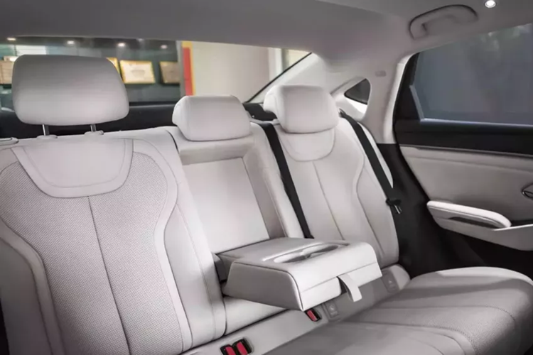 Thiết kế tích hợp không chỉ làm cho hình dáng của con rồng trở nên ba chiều hơn mà còn khuếch đại hiệu ứng thị giác theo chiều ngang của mặt trước.