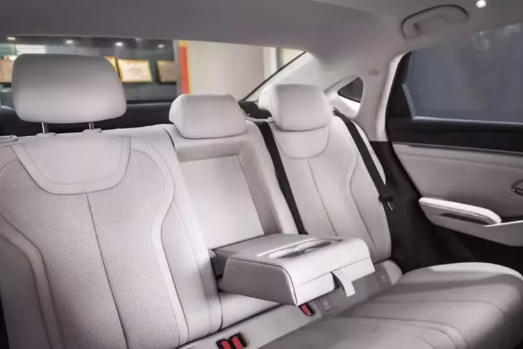 Thiết kế tích hợp không chỉ làm cho hình dáng của con rồng trở nên ba chiều hơn mà còn khuếch đại hiệu ứng thị giác theo chiều ngang của mặt trước.