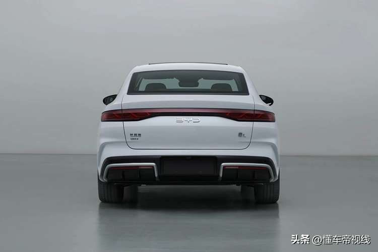 Nhìn từ bên hông thân xe, BYD Qin L có đường gân chạy từ chắn bùn trước đến cửa sau khiến thân xe thanh mảnh hơn cùng với các đường gân chìm dưới cửa tạo hiệu ứng cắt ba chiều và làm nổi bật sự mạnh mẽ của xe toàn bộ xe.