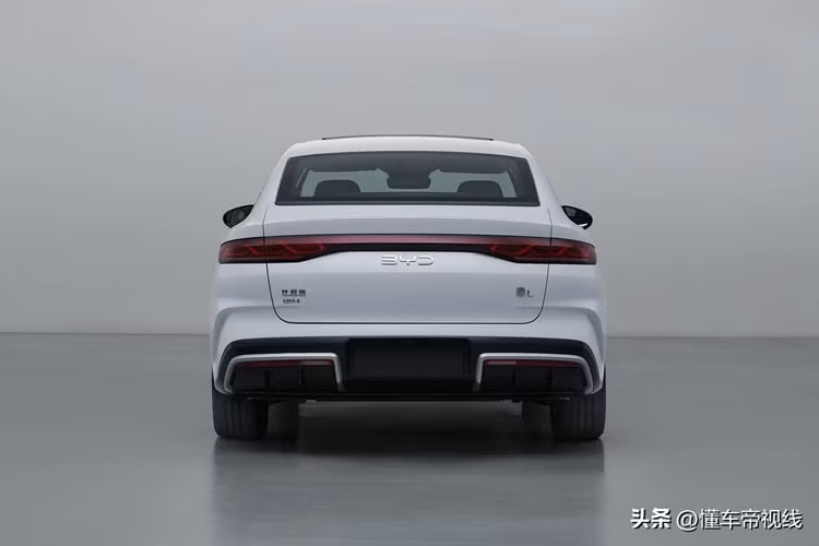 Nhìn từ bên hông thân xe, BYD Qin L có đường gân chạy từ chắn bùn trước đến cửa sau khiến thân xe thanh mảnh hơn cùng với các đường gân chìm dưới cửa tạo hiệu ứng cắt ba chiều và làm nổi bật sự mạnh mẽ của xe toàn bộ xe.