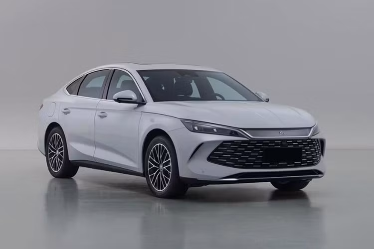 Cụ thể, BYD Qin L sử dụng đồng hồ LCD kích thước lớn nằm thẳng hàng và màn hình điều khiển trung tâm có thể xoay mang tính biểu tượng, khiến xe trông rất công nghệ. Đồng thời