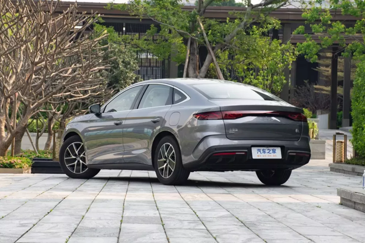 BYD Qin L được trang bị hệ thống plug-in hybrid gồm động cơ 1.5L và mô-tơ điện, đồng thời sở hữu công nghệ DM-i hybrid thế hệ thứ năm của BYD. Nó bao gồm động cơ hút khí tự nhiên 1,5 lít cho công suất 99 mã lực kết hợp với động cơ điện sẽ mang đến tổng công suất 215 mã lực.