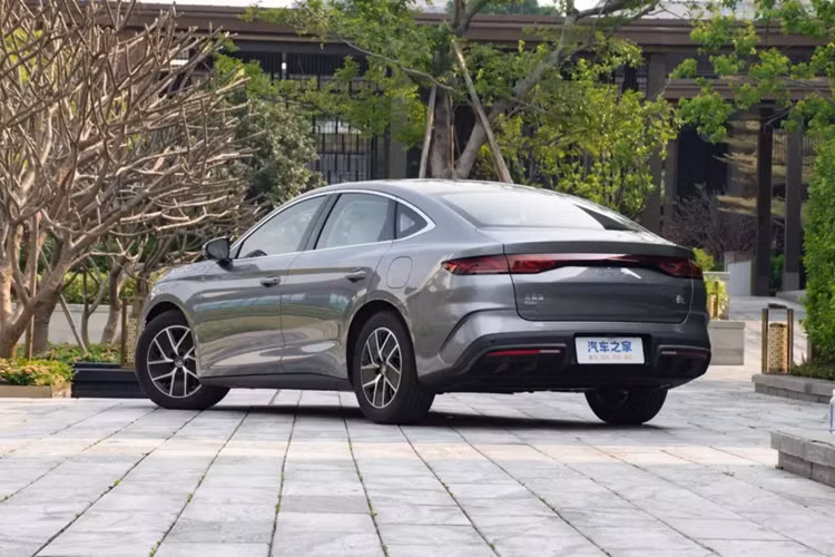 BYD Qin L được trang bị hệ thống plug-in hybrid gồm động cơ 1.5L và mô-tơ điện, đồng thời sở hữu công nghệ DM-i hybrid thế hệ thứ năm của BYD. Nó bao gồm động cơ hút khí tự nhiên 1,5 lít cho công suất 99 mã lực kết hợp với động cơ điện sẽ mang đến tổng công suất 215 mã lực.