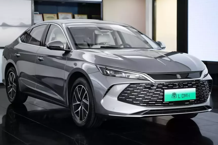 BYD chính thức chia sẻ hình ảnh mẫu sedan Qin L DM-i tại trung tâm đại lý. Mẫu xe này được phát hiện có hai màu thân xe là xám và trắng. Qin L DM-i áp dụng ngôn ngữ thiết kế BYD khác biệt.