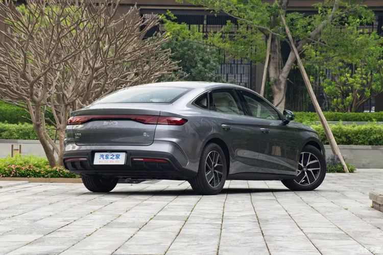 Mẫu sedan BYD Qin L có hai tùy chọn pin LFP do công ty con FinDreams của BYD cung cấp. Gói cấp đầu vào của nó có công suất 10,08 kWh, phù hợp cho phạm vi chạy điện 60 km (CLTC). Biến thể thứ hai có công suất 15,87 kWh (90 km CLTC).