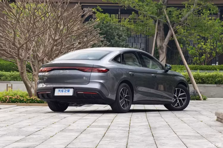 Mẫu sedan BYD Qin L có hai tùy chọn pin LFP do công ty con FinDreams của BYD cung cấp. Gói cấp đầu vào của nó có công suất 10,08 kWh, phù hợp cho phạm vi chạy điện 60 km (CLTC). Biến thể thứ hai có công suất 15,87 kWh (90 km CLTC).