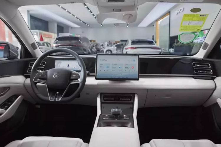 Về ngoại hình, chiếc xe BYD Qin L mới áp dụng "thẩm mỹ mặt rồng xu hướng quốc gia mới" và lưới tản nhiệt kích thước lớn phía trước được trang trí bằng các yếu tố ma trận điểm bên trong, mang lại hiệu ứng hình ảnh nổi bật. Đồng thời, đèn pha hẹp và sắc nét, được tích hợp cao độ “râu rồng” dạ quang hướng lên trên.