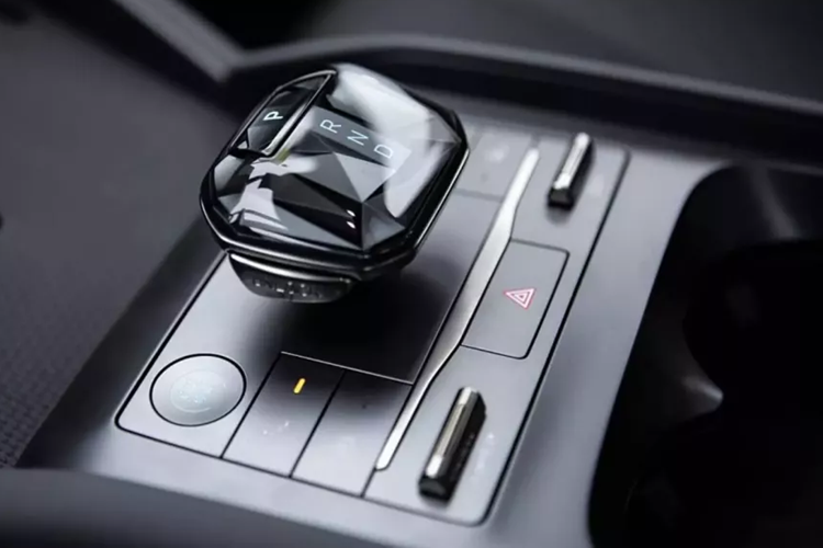 Ở khu vực tựa tay trung tâm, cần số đầu cầu pha lê BYD Heart mới với thiết kế mặt cắt ngang có hình dáng độc đáo với các chức năng cốt lõi như khởi động, sang số, và các chế độ lái được tích hợp xung quanh nút pha lê, thuận tiện cho việc điều khiển hàng ngày.