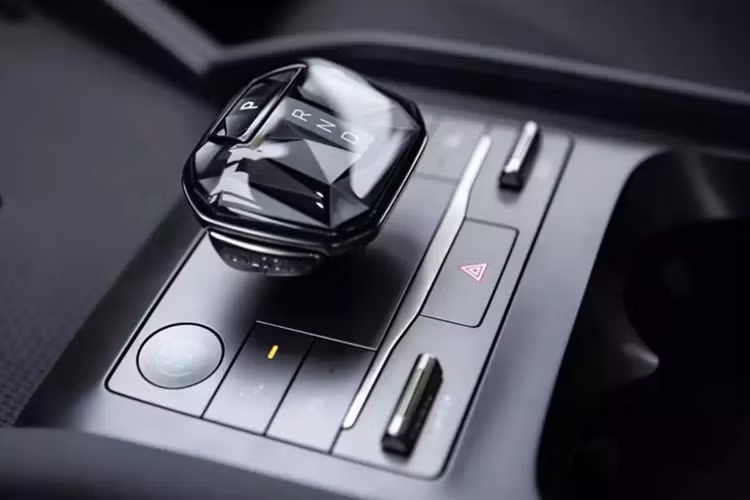 Ở khu vực tựa tay trung tâm, cần số đầu cầu pha lê BYD Heart mới với thiết kế mặt cắt ngang có hình dáng độc đáo với các chức năng cốt lõi như khởi động, sang số, và các chế độ lái được tích hợp xung quanh nút pha lê, thuận tiện cho việc điều khiển hàng ngày.