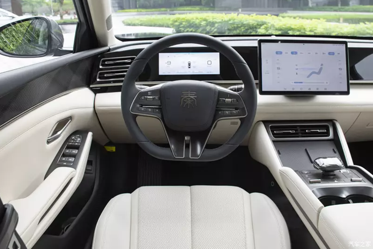 Đồng thời, áp dụng thiết kế fastback, thể hiện tư thế “cúi thấp”, trẻ trung hơn. Ở phía sau, thiết kế viền vai sau rộng hơn không chỉ tôn lên vẻ mặt trước mà còn tăng thêm sự cơ bắp cho đường viền thân xe. Đồng thời, chiếc xe sử dụng kiểu đèn hậu xuyên suốt, lấy cảm hứng từ các nút thắt của Trung Quốc, khiến nó rất dễ nhận biết.