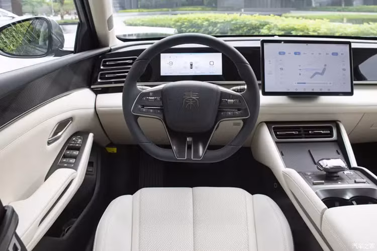 Đồng thời, áp dụng thiết kế fastback, thể hiện tư thế “cúi thấp”, trẻ trung hơn. Ở phía sau, thiết kế viền vai sau rộng hơn không chỉ tôn lên vẻ mặt trước mà còn tăng thêm sự cơ bắp cho đường viền thân xe. Đồng thời, chiếc xe sử dụng kiểu đèn hậu xuyên suốt, lấy cảm hứng từ các nút thắt của Trung Quốc, khiến nó rất dễ nhận biết.