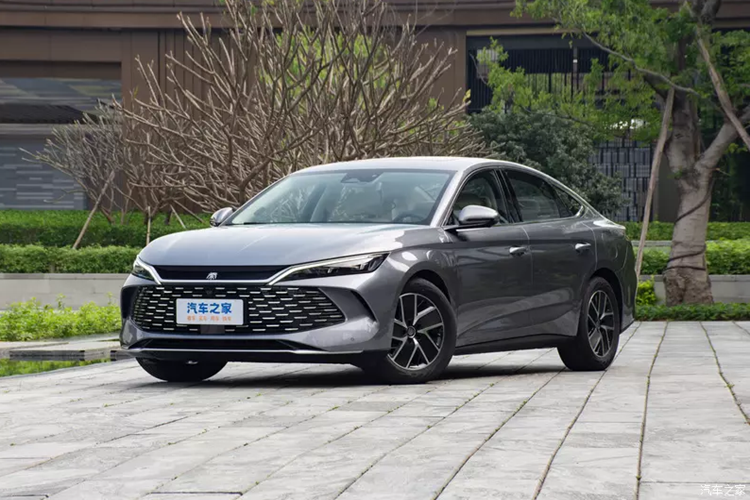 Được biết, mức giá xe BYD Qin L DM-i plug-in hybrid dự đoán là 120.000 nhân dân tệ (16.600 USD), tương đương 392 triệu đồng. Được biết rằng Qin là dòng xe sedan mang thương hiệu BYD được đặt theo tên của triều đại đầu tiên của Hoàng gia Trung Quốc.