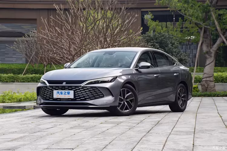 Được biết, mức giá xe BYD Qin L DM-i plug-in hybrid dự đoán là 120.000 nhân dân tệ (16.600 USD), tương đương 392 triệu đồng. Được biết rằng Qin là dòng xe sedan mang thương hiệu BYD được đặt theo tên của triều đại đầu tiên của Hoàng gia Trung Quốc.