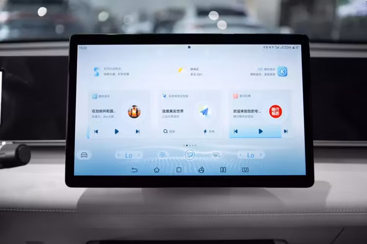 Kích thước chính xác của BYD Qin L DM-i sedan là 4830/1900/1495 mm với chiều dài cơ sở 2790 mm. Để rõ ràng, Qin Plus sedan có kích thước 4765/1837/1495 mm với chiều dài cơ sở 2718 mm. Kích thước tăng lên của Qin L DM-i dẫn đến không gian nội thất rộng rãi.