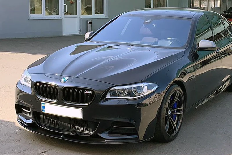 Tuy nhiên, đây cũng là lần cuối dòng M5 có trợ lực lái bằng thủy lực nên kể từ đó đến nay, các thế hệ mới hơn phần nào khiến cảm giác lái bị thay đổi theo hướng nhàn nhã hơn, bớt đi sự “thú vị”. Bên cạnh đó, khối lượng nặng nề của xe cũng buộc các kỹ sư tinh chỉnh động cơ theo hướng gắt hơn thông thường, nên người mới khó làm quen.