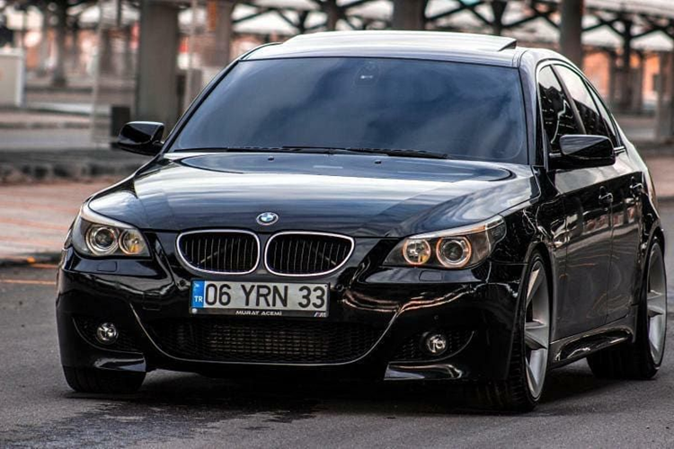 BMW có truyền thống nhồi nhét rất nhiều công nghệ vào dòng M5 và thế hệ E60 cũng có vô số thiết bị hiện đại vượt trội ở thời đại của nó. Tiêu biểu là ghế ngồi có thể bơm đệm đỡ ở một bên để giữ cho bạn được ổn định và an toàn khi vào cua gắt. Hộp số tay tự động SMG cũng là điểm nhấn vì sự cồng kềnh, buộc bạn phải học cách làm chủ nó để có thể tận hưởng xe.