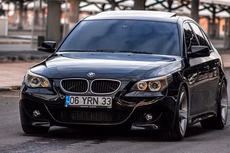BMW có truyền thống nhồi nhét rất nhiều công nghệ vào dòng M5 và thế hệ E60 cũng có vô số thiết bị hiện đại vượt trội ở thời đại của nó. Tiêu biểu là ghế ngồi có thể bơm đệm đỡ ở một bên để giữ cho bạn được ổn định và an toàn khi vào cua gắt. Hộp số tay tự động SMG cũng là điểm nhấn vì sự cồng kềnh, buộc bạn phải học cách làm chủ nó để có thể tận hưởng xe.