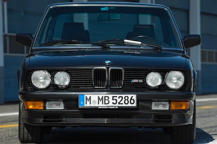  BMW M5 bản E28 Đây là lần đầu tiên BMW tạo ra được một chiếc xe với ngoại hình trang nhã và thừa hưởng DNA của siêu xe. Dùng chung khối động cơ M88 3.5 lít với M1 – mẫu siêu xe thực thụ duy nhất của BMW từ trước đến nay – nhưng thực chất đã được tinh chỉnh lại để đạt công suất 273 mã lực. Xe cũng sở hữu hệ thống treo độc lậpp hoàn toàn, cùm phanh với 4 piston, hộp số tỷ số biến thiên đóng và vi sai hạn chế trượt.