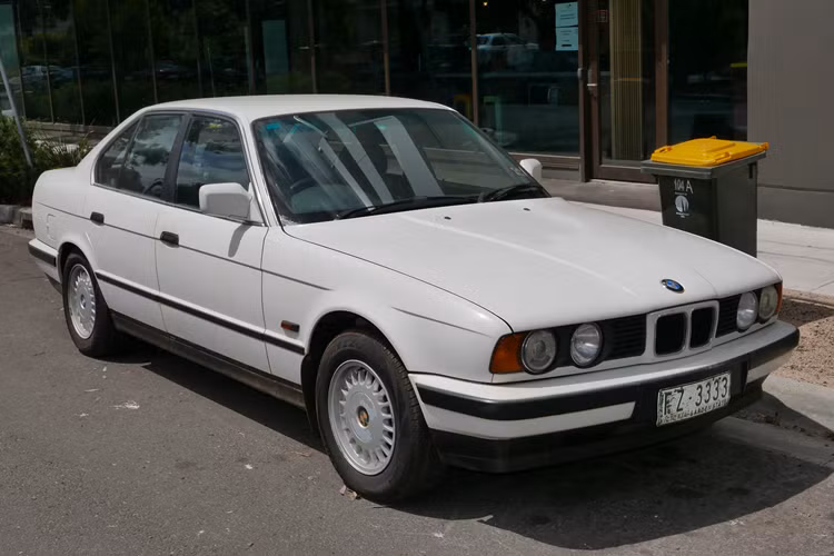 Nền tảng khung gầm của dòng E34 này còn là cơ sở để BMW M phát triển thêm biến thể wagon cũng rất thành công, cân bằng được hiệu năng với sự thực dụng cho các gia đình đi du lịch dài ngày. Hãng còn dự định làm thêm biến thể mui trần nhưng do khối lượng tăng quá nhiều nên đã không thực hiện, thay vào đó dồn công sức đầu tư vào những hạng mục khác có ích hơn.