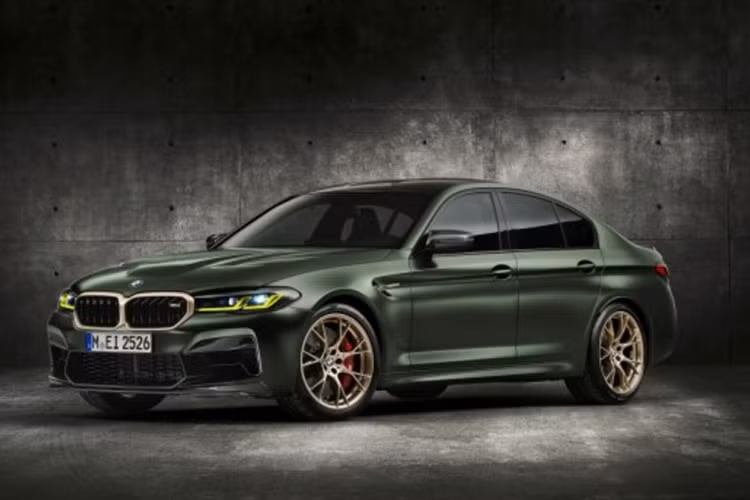 Tuy vậy, sức kéo không chỉ đơn thuần truyền đến các bánh sau nữa, mà giờ đây có thể đến toàn bộ 4 bánh – đây là mẫu M5 đầu tiên dẫn động AWD với tên thương mại M xDrive. Với những cải tiến đó, dòng M5 F90 đã có thể cạnh tranh với Audi RS và Mercedes-AMG trong những cuộc đua drag đường thẳng, trong khi duy trì được sự linh hoạt trên những khúc cua.